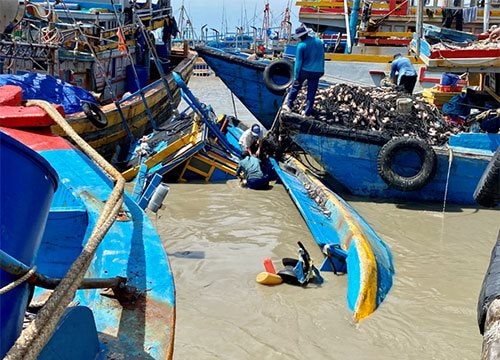 Bình Thuận: Hàng chục tàu cá bị lũ nhấn chìm trong đêm