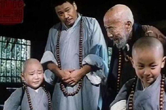 Ông là nam diễn viên nổi tiếng, có nhiều tiền hơn Lý Gia Thành, cả đời chưa cưới một người vợ nào, trước khi mất hiến tặng tất cả tài sản của mình làm từ thiện