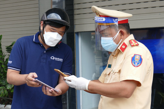Người lưu thông trong thời gian giãn cách bắt buộc khai báo di chuyển nội địa