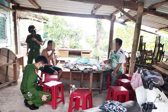 Tụ tập ăn nhậu giữa mùa dịch, 8 người bị lập biên bản xử phạt

