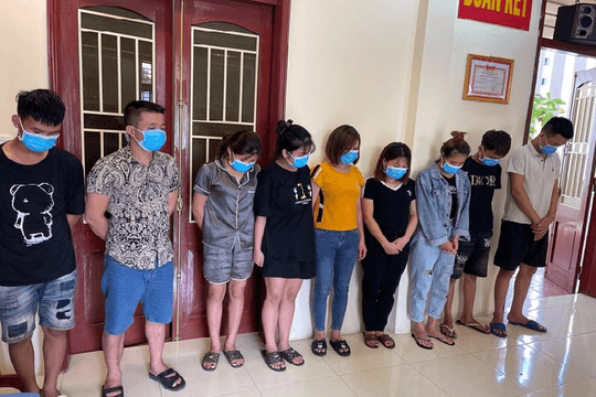 Đình chỉ công tác chủ tịch xã vì để nhóm người hát karaoke xuyên đêm