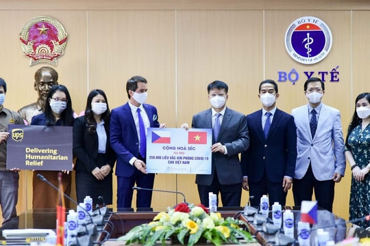 Bộ Y tế tiếp nhận 250.800 liều vaccine COVID-19 của Czech