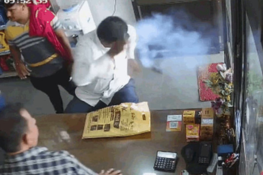 Điện thoại bất ngờ phát nổ rồi bốc khói nghi ngút trong túi áo của người đàn ông