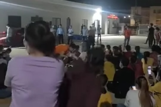Công nhân hát karaoke sát “ổ dịch Covid-19” trong KCN VSIP Quảng Ngãi
