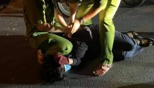 Thiếu niên xông vào nhà dân đâm hai người bị thương
