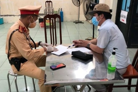 Hà Nội: Phát hiện ô tô chở 6 người không giấy đi đường định 'thông chốt'