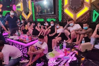 30 thanh niên bay lắc trong quán karaoke giữa mùa dịch