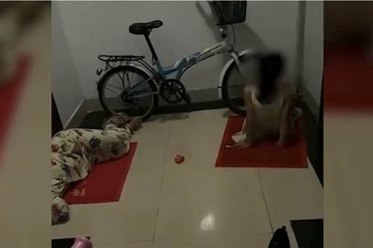Bố mẹ đánh bài đến gần sáng, hai anh em phải ngủ ngoài hành lang để “đợi bố mẹ” về, khiến dân mạng xót xa