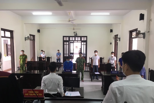 Tài xế đâm xe vào CSGT, thông chốt kiểm dịch Covid-19