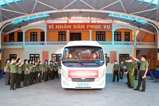 Công an  Thừa Thiên Huế vận chuyển hàng ngàn thiết bị y tế hỗ trợ các tỉnh phía Nam chống dịch