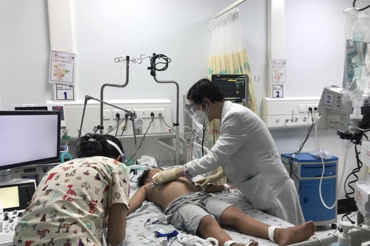 Cứu sống bệnh nhi 6 tuổi thừa cân sốc sốt xuất huyết nặng