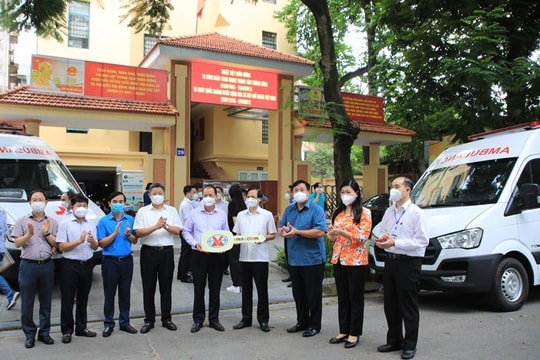 Bàn giao 3 xe cứu thương cho quận Hoàng Mai phục vụ công tác phòng, chống dịch