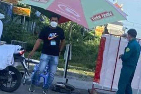 Tạm giữ hình sự tình nguyện viên chốt kiểm dịch giả giấy tờ tiêm vắc xin