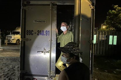 Giấu bố trong thùng xe tải để qua chốt kiểm soát y tế