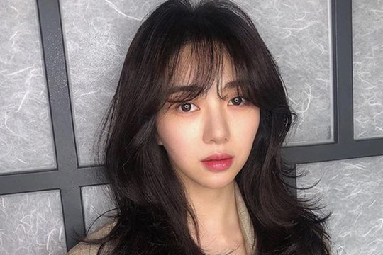 Nữ ca sĩ Kpop - Mina tiết lộ từng bị bố đánh đập, bạo hành