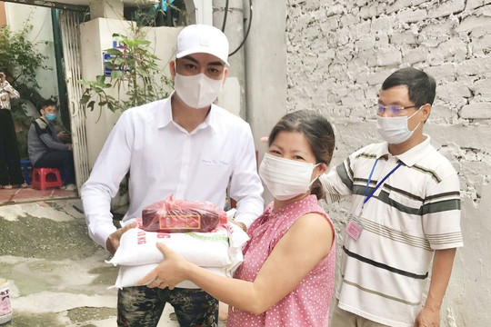 Diễn viên “Mê cung” không quản ngại khó khăn trực tiếp trao quà hỗ trợ hoàn cảnh khó khăn