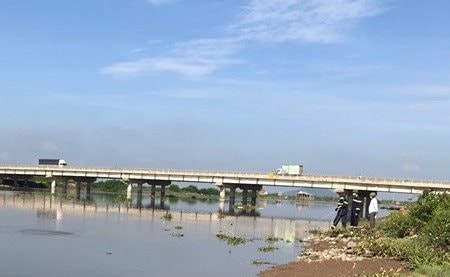 Tìm kiếm người đàn ông nghi nhảy cầu tự tử
