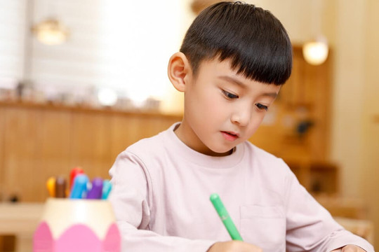Tại sao chúng ta phải khen trẻ làm việc chăm chỉ mà không phải khen trẻ thông minh?