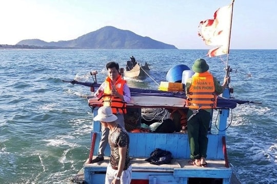 Ngư dân mắc chân vào lưới rớt xuống biển mất tích
