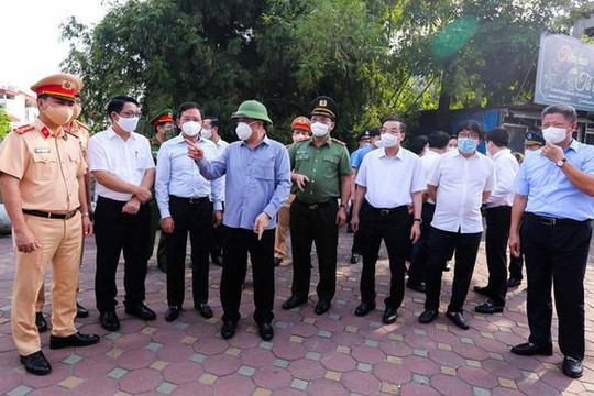 Bí thư Thành ủy Hà Nội kiểm tra chốt kiểm soát dịch "vùng đỏ"