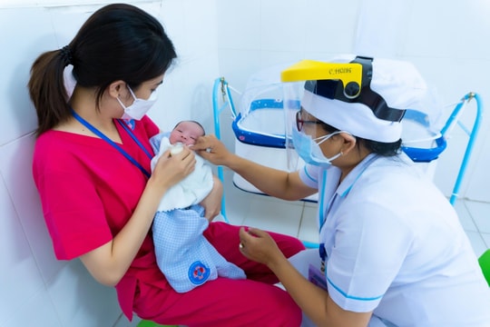 Khoảng 500 trẻ có mẹ nhiễm COVID-19 được sinh tại Bệnh viện Hùng Vương
