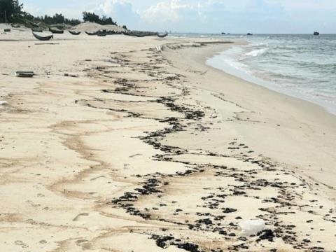 Quảng Bình: Phát hiện thêm nhiều vệt dầu 'lạ' trên bờ biển
