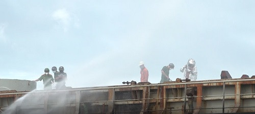 TPHCM: Tàu chở hàng đang neo đậu bất ngờ bốc cháy