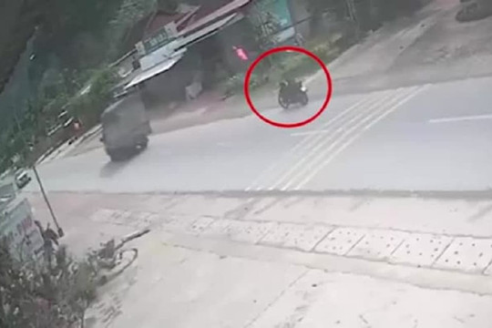 Sang đường kiểu tự sát, người điều khiển xe máy bị ô tô bán tải tông văng cả chục mét