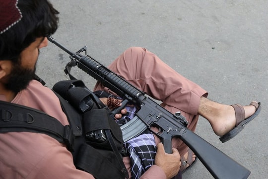 Tin vắn thế giới ngày 6/9: Taliban tước vũ khí, bắt giữ thành viên bắn súng chỉ thiên
