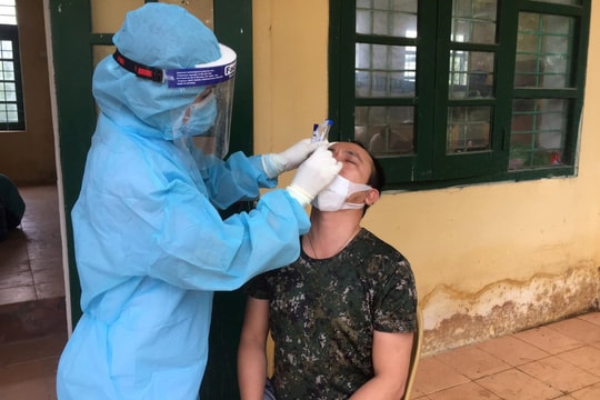 Ninh Bình test nhanh kháng nguyên SARS-CoV-2 cho cán bộ, giáo viên
