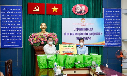 Chánh án TAND TPHCM trao 3.500 phần quà cho nhiều quận, huyện TPHCM