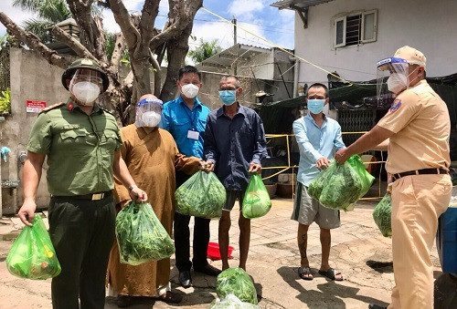 Tuổi trẻ Công an TPHCM tiếp tục chăm lo gạo, rau cho người dân nghèo