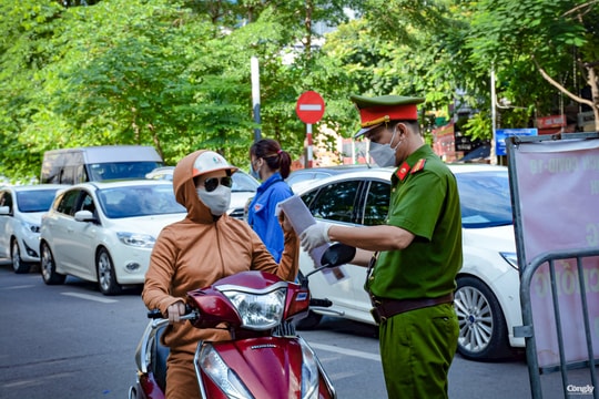 Công an Hà Nội tuyên truyền nhắc nhở người dân thực hiện chỉ thị mới