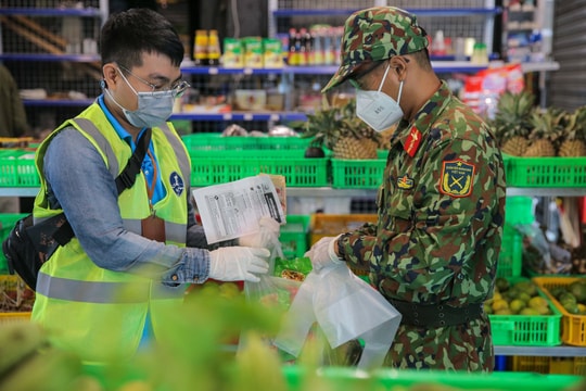 Thủ tướng chỉ đạo Bộ Công an xử lý việc "bom hàng" đi chợ hộ tại TP.HCM