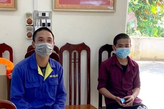 Hai thanh niên dùng khẩu trang che biển số xe máy rồi tăng ga thông chốt kiểm soát dịch