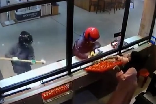 Hai tên cướp dùng búa hì hục đập tủ kính cướp tiệm vàng và cái kết cười ra nước mắt