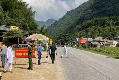 Tài xế xe sang rồ ga thông chốt kiểm soát rồi gây tai nạn