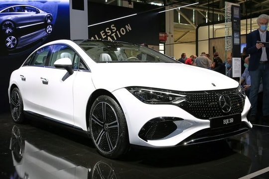 Mercedes-Benz EQE 2022 chính thức ra mắt