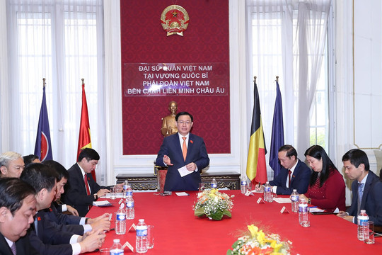 Chủ tịch Quốc hội Vương Đình Huệ thăm Đại sứ quán Việt Nam tại Bỉ