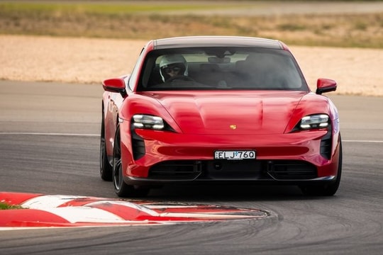 Porsche Taycan vừa ra mắt đã 'cháy' hàng