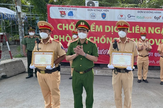 3 cán bộ CSGT nhận Bằng khen của Thủ tướng Chính phủ và Bộ Công an