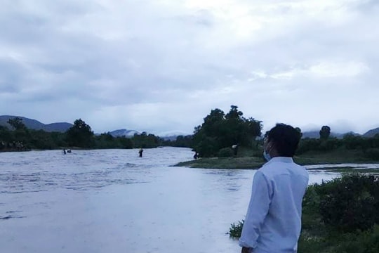 Người phụ nữ bị nước cuốn trôi khi cùng con trai lội suối về nhà