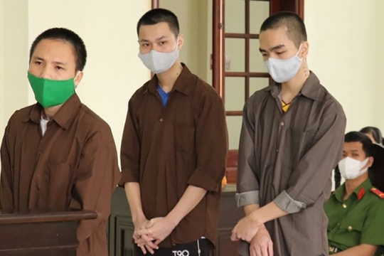 Cướp tài sản của bạn nhậu, nhóm thanh niên lĩnh 32 năm tù