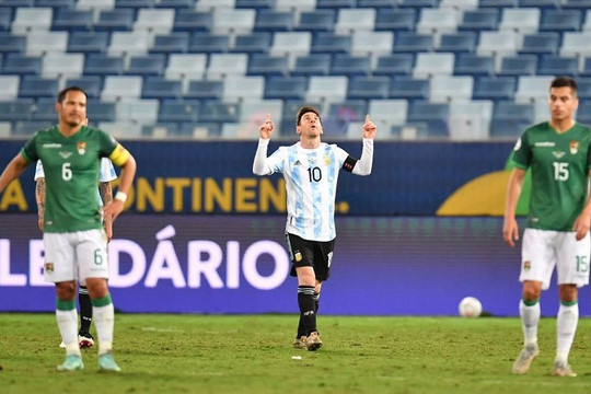 Messi lập hat-trick, phá kỷ lục của Pele