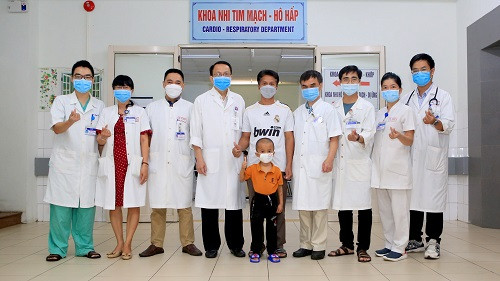 Cứu sống cháu bé 5 tuổi nguy kịch do ong đốt 50 vết