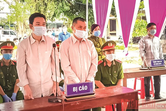 Đưa người qua biên giới, đẩy mình vào lao lý