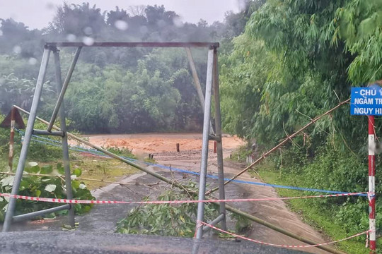 Nhiều tuyến đường ở Kon Tum bị ngập sâu, hoa màu bị thiệt hại do ảnh hưởng của bão số 5