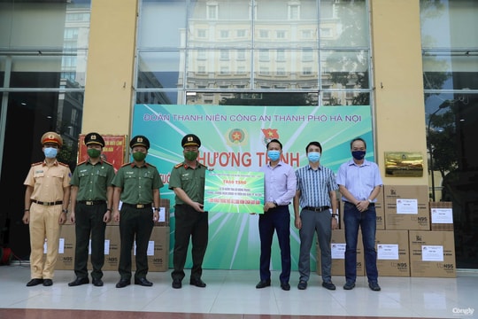 Trao tặng hàng ngàn khẩu trang, kính chống giọt bắn cho các tổ 141 đặc biệt của Công an TP Hà Nội