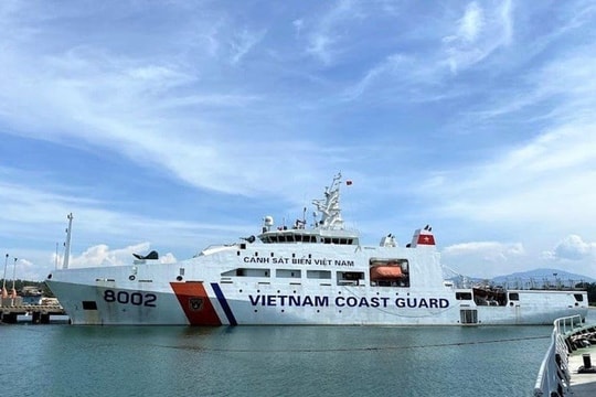 Tàu cá và xà lan gặp sự cố khi tránh bão, ứng cứu 12 thuyền viên