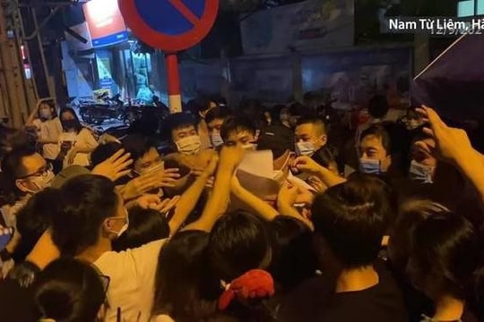 Bí thư Hà Nội chỉ đạo làm rõ việc chen lấn khi tiêm vắc xin tại phường Trung Văn